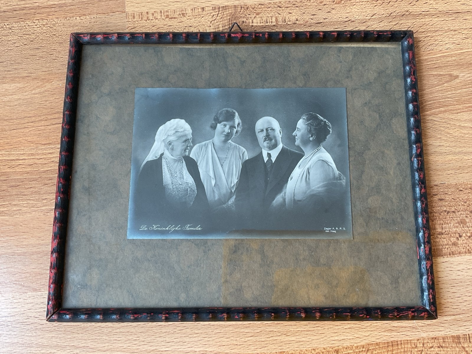 Oude foto 'De Koninklijke Familie' in lijst, Verzamelen, Gebruikt, Foto, Ophalen of Verzenden, Voor 1940