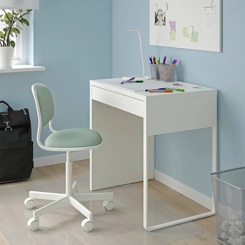IKEA MICKE bureau met ÖRFJÄLL stoel - goede staat, Huis en Inrichting, Bureaus, Ophalen, Met lades, Gebruikt, Spaanplaat of MDF