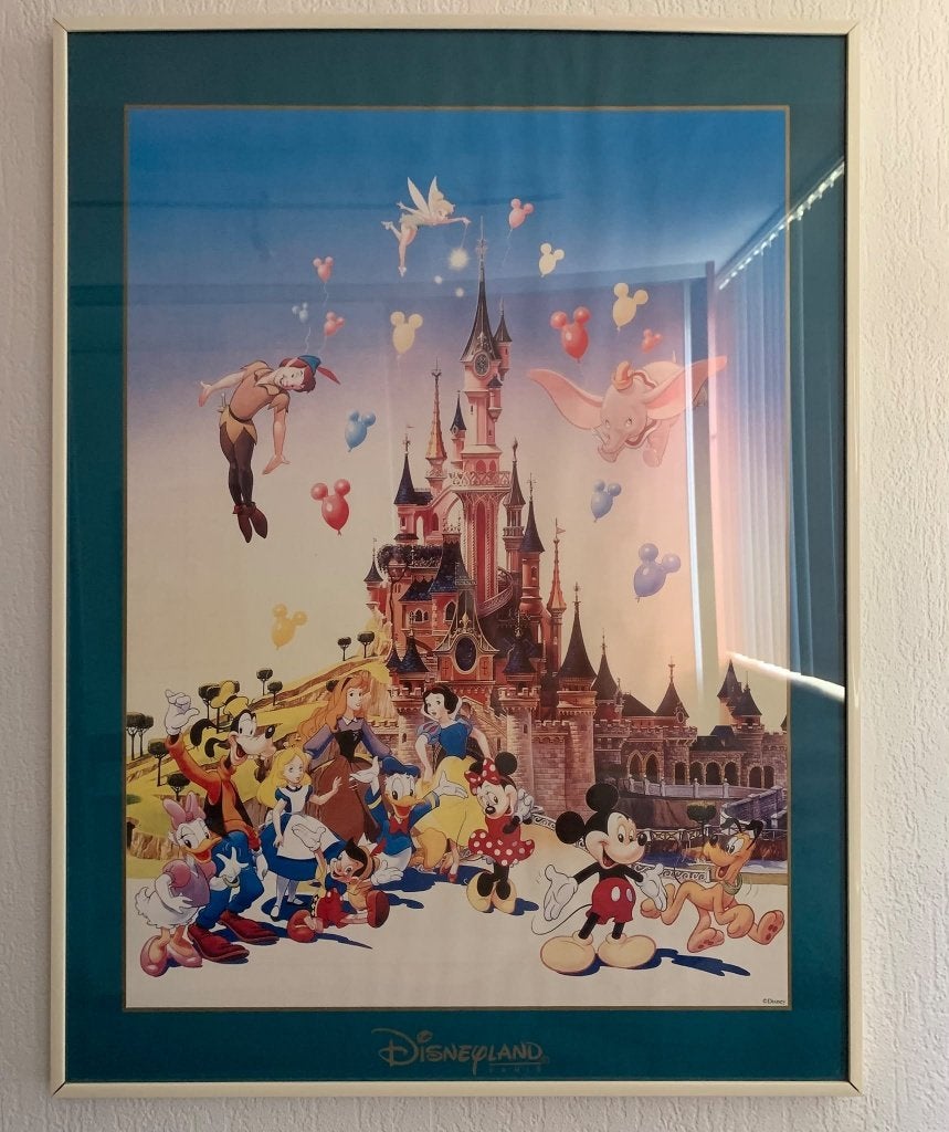 Ingelijste Disneyland Parijs Poster met Disney Figuren, Ophalen, Mickey Mouse, Gebruikt, Plaatje of Poster
