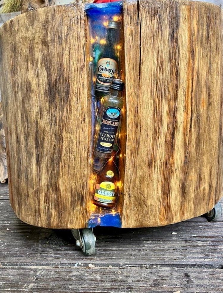 Robuuste boomstam bijzettafel met epoxy en verlichting, Tuin en Terras, Tuintafels, Ophalen of Verzenden, Nieuw, Rond, Hout