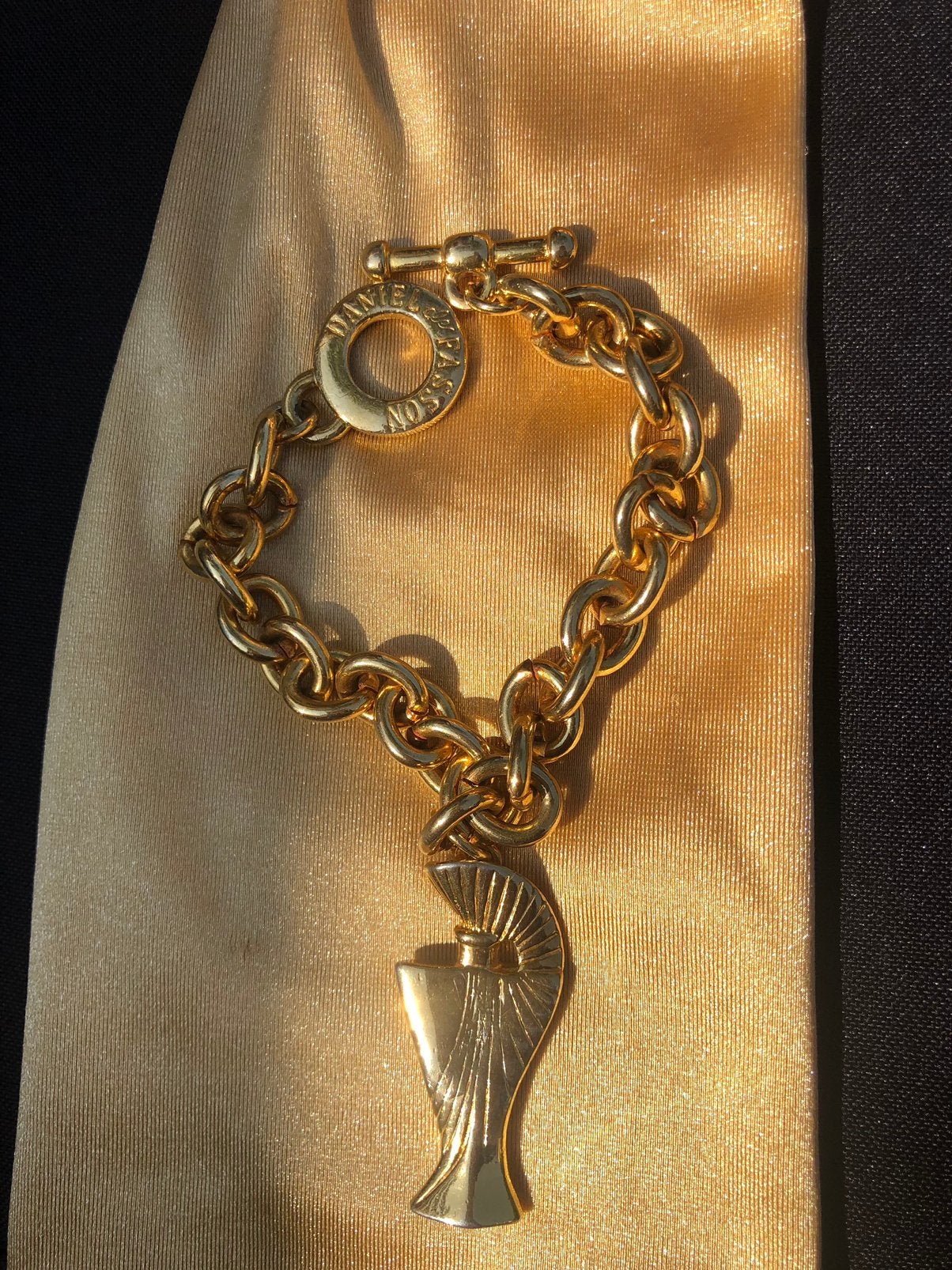 Armband Bedel Parfum Flesje 1980 Daniël Fasson, Ophalen of Verzenden, Zo goed als nieuw, Goud, Overige materialen