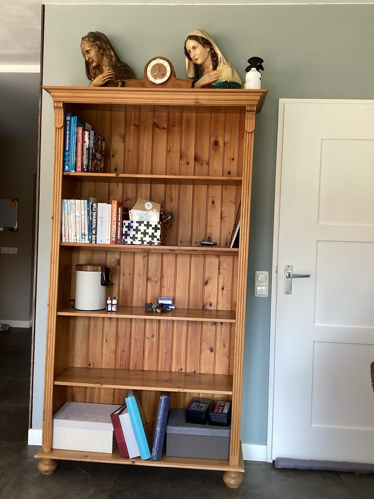 Antieke geloogde massief grenen boekenkast, Met plank(en), Gebruikt, 100 tot 150 cm, Ophalen of Verzenden