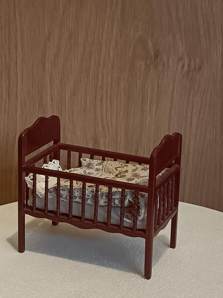 Luxe baby bedje poppenhuis, Ophalen of Verzenden, Gebruikt, Poppenhuis