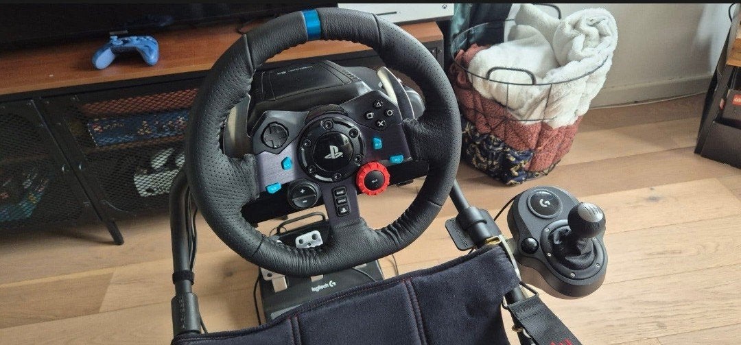 Foto 4 van Playseat Challenge met Logitech G29 racestuur en pedalen