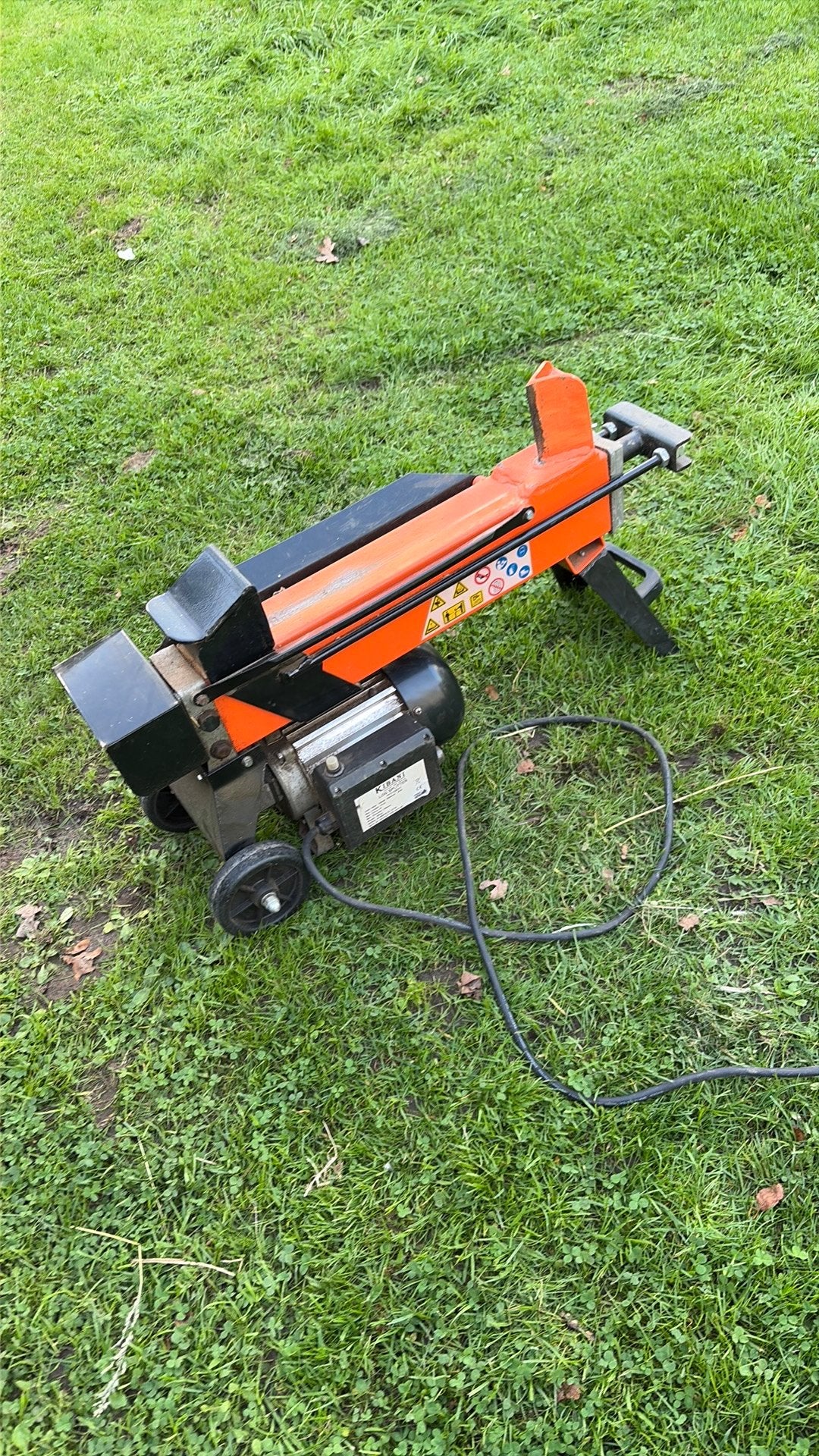 Houtklover 4 ton – 220 volt   170,-, Tuin en Terras, Ophalen of Verzenden, Zo goed als nieuw, Liggend