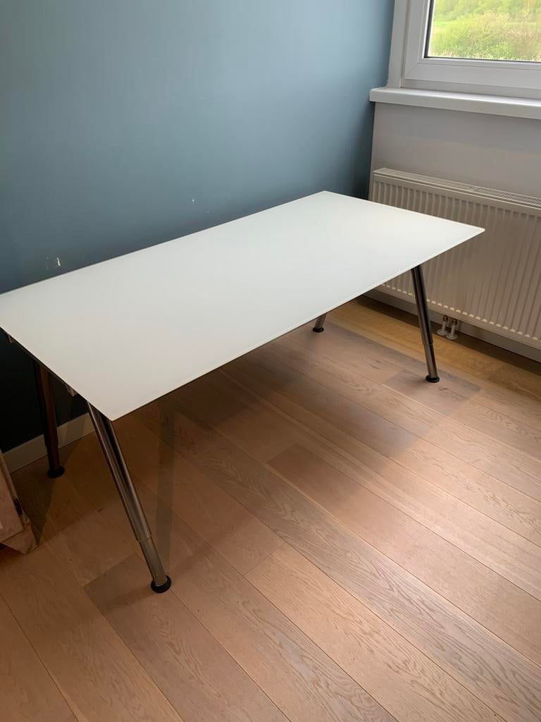 Ikea Galant bureau met glazen blad en metalen poten, Ophalen, In hoogte verstelbaar, Gebruikt