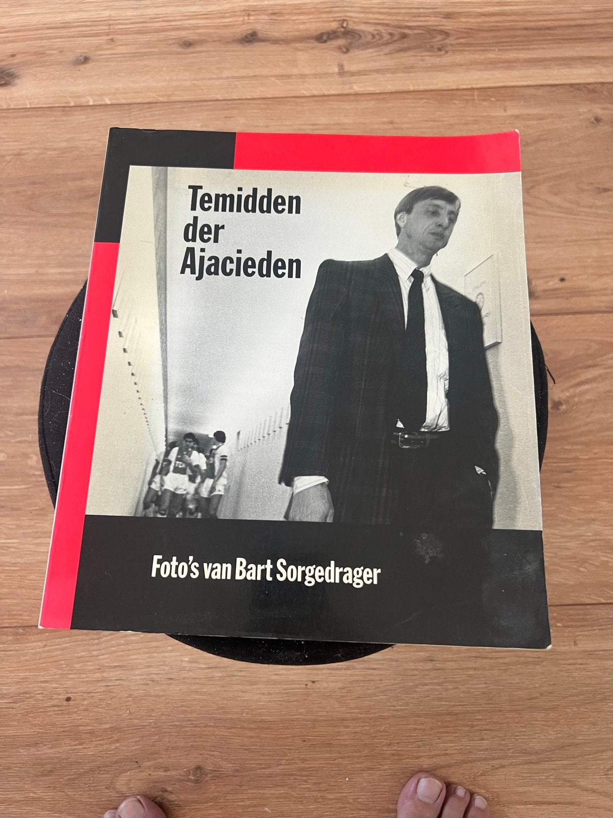 Temidden der Ajacieden - Foto's van Bart Sorgedrager, Ophalen of Verzenden, Gelezen, Overige onderwerpen