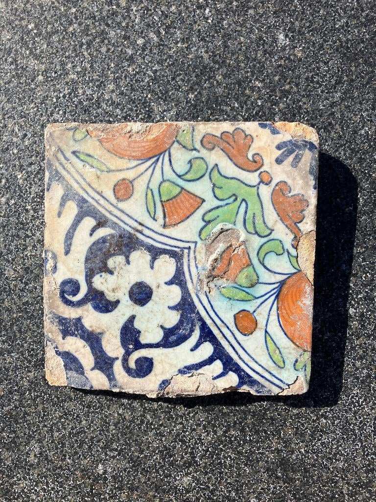 Antieke 17e eeuwse polychrome tegel  - Handbeschilderd, Antiek en Kunst, Antiek | Wandborden en Tegels, Ophalen