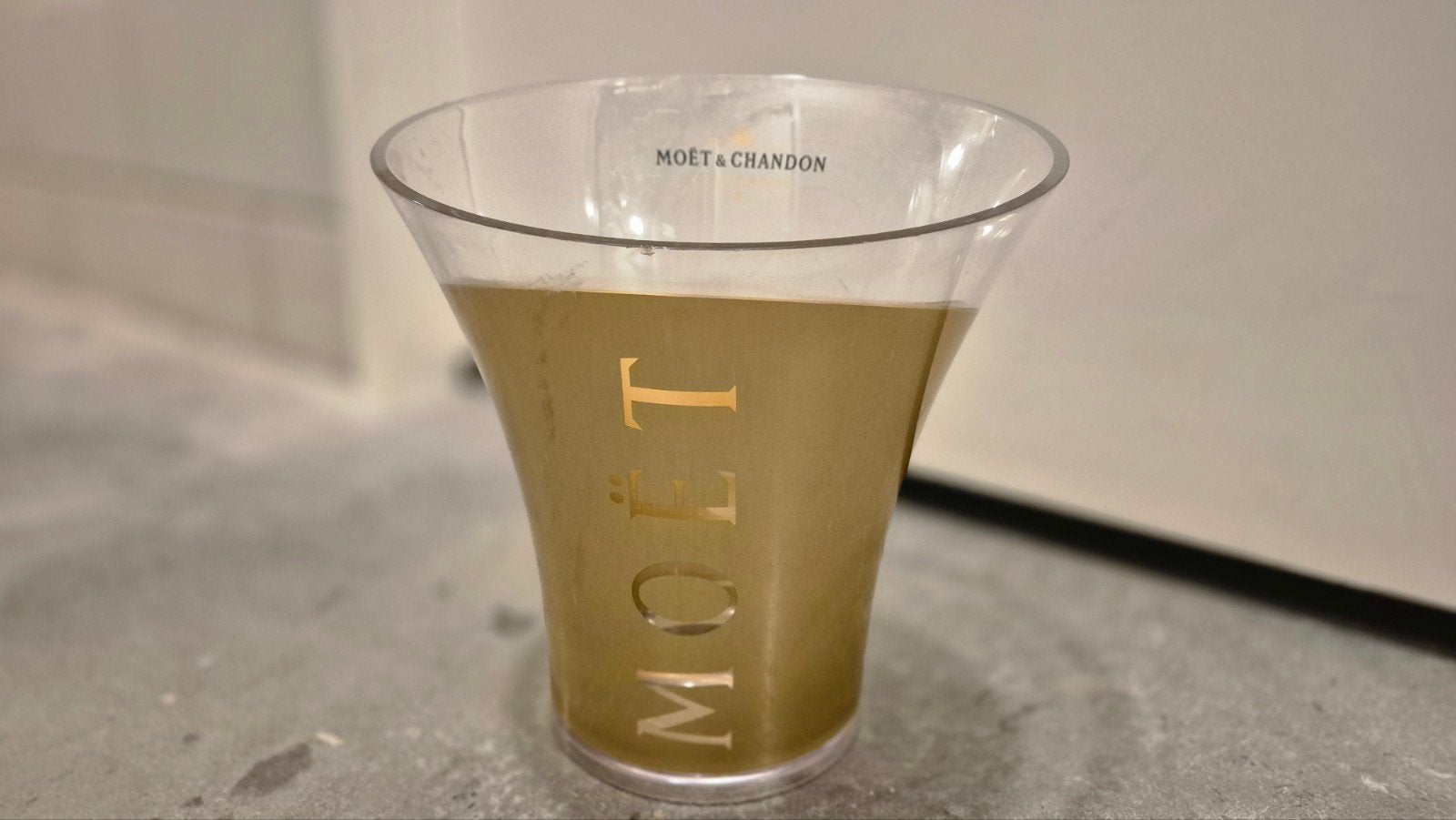 Moët & Chandon champagnekoeler - Goudkleurig, Goud, Ophalen of Verzenden, Overige merken, Glas