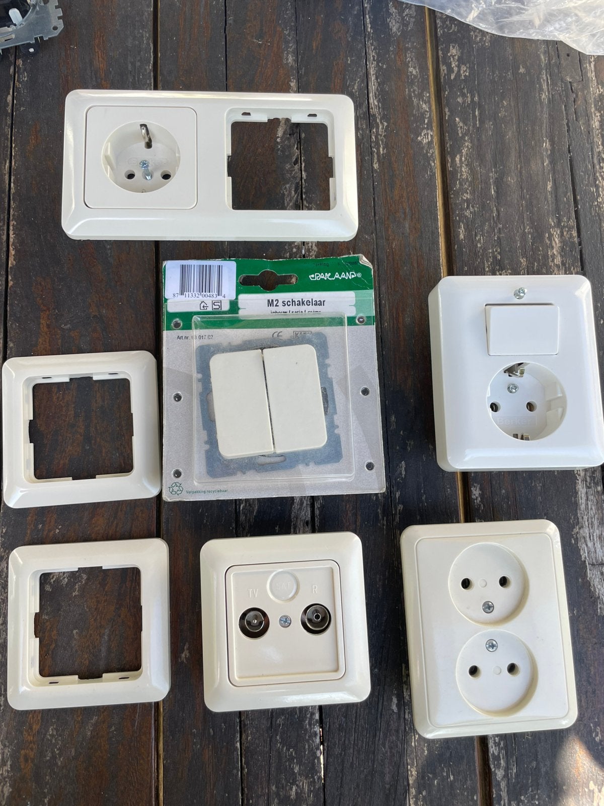 Berker creme diverse delen, Doe-het-zelf en Verbouw, Elektra en Kabels, Ophalen of Verzenden, Gebruikt, Stekker
