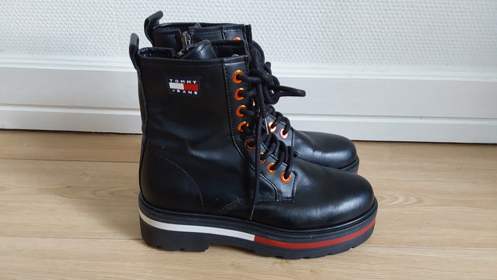 Mooie Tommy Hilfiger leren schoenen maat 39, Zwart, Lage of Enkellaarzen, Ophalen of Verzenden, Zo goed als nieuw