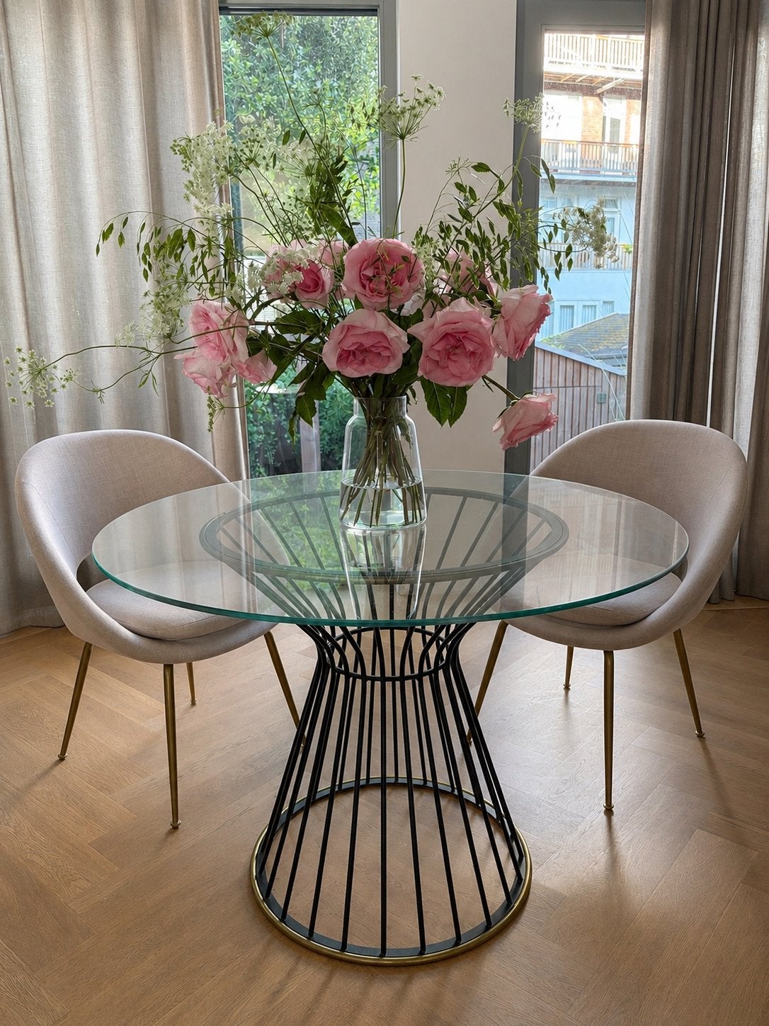 West Elm - Hourglass Dining Table + 2 Orb Chairs, Huis en Inrichting, Tafels | Eettafels, Zo goed als nieuw, 100 tot 150 cm, tot twee personen