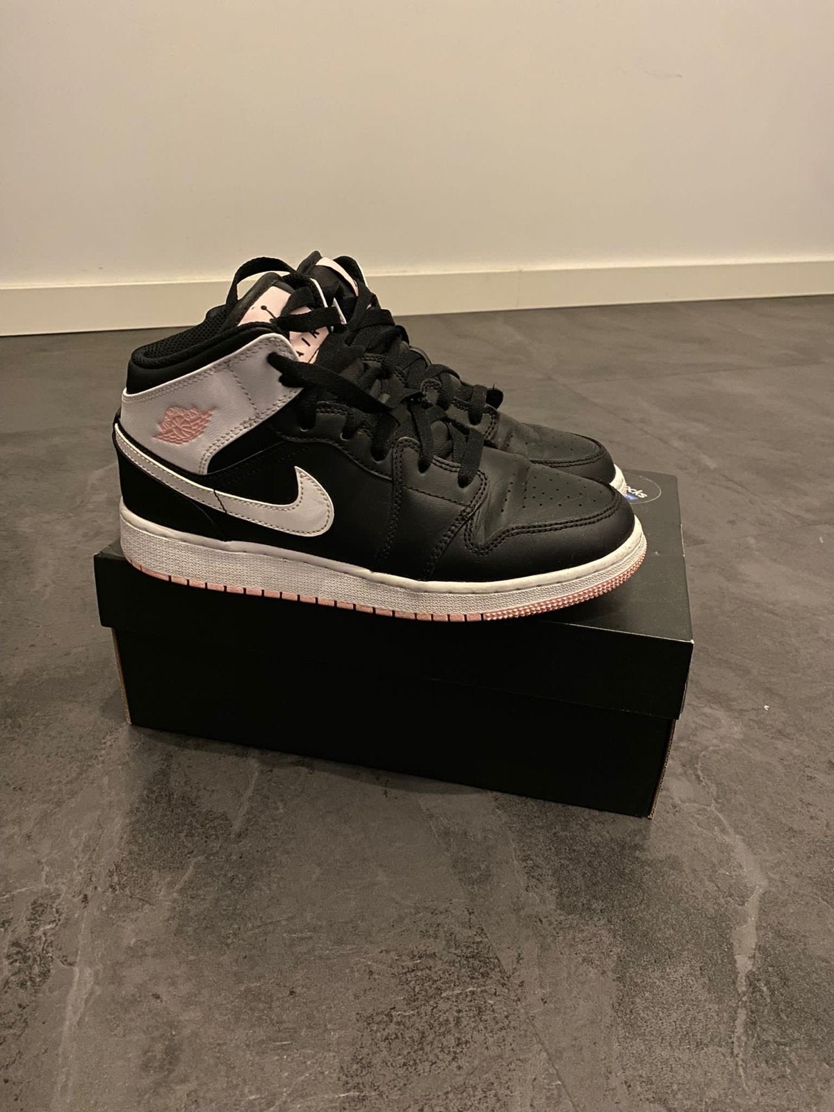 Nike Air Jordan 1 Mid GS Black Pink White maat 38,5, Ophalen of Verzenden, Gedragen, Zwart, Sneakers of Gympen