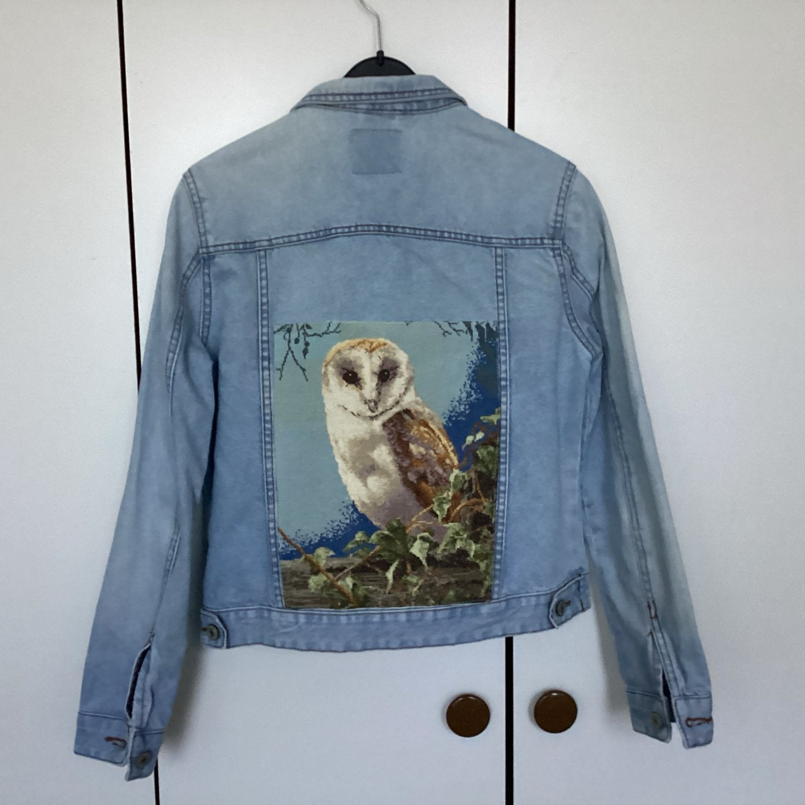 Unieke Upcycled Handgeborduurde Uil op Denim Jas, Ophalen of Verzenden, Zo goed als nieuw, Maat 36 (S), Blauw