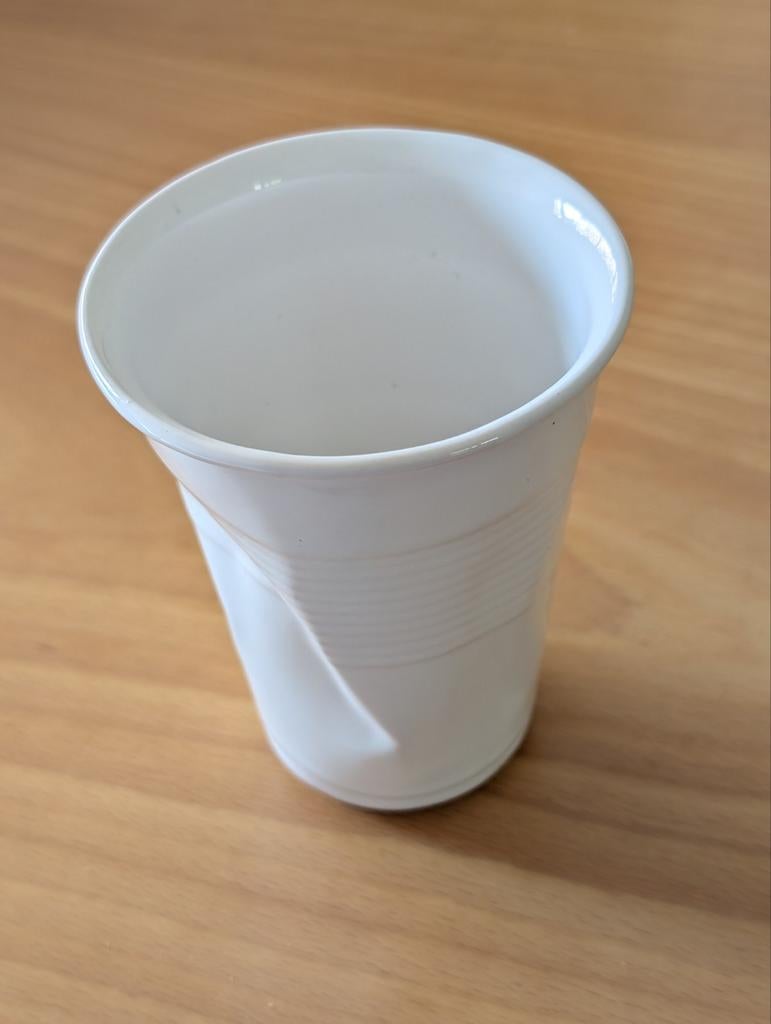 Aardewerken beker - gedeukt plastic beker design, Ophalen of Verzenden