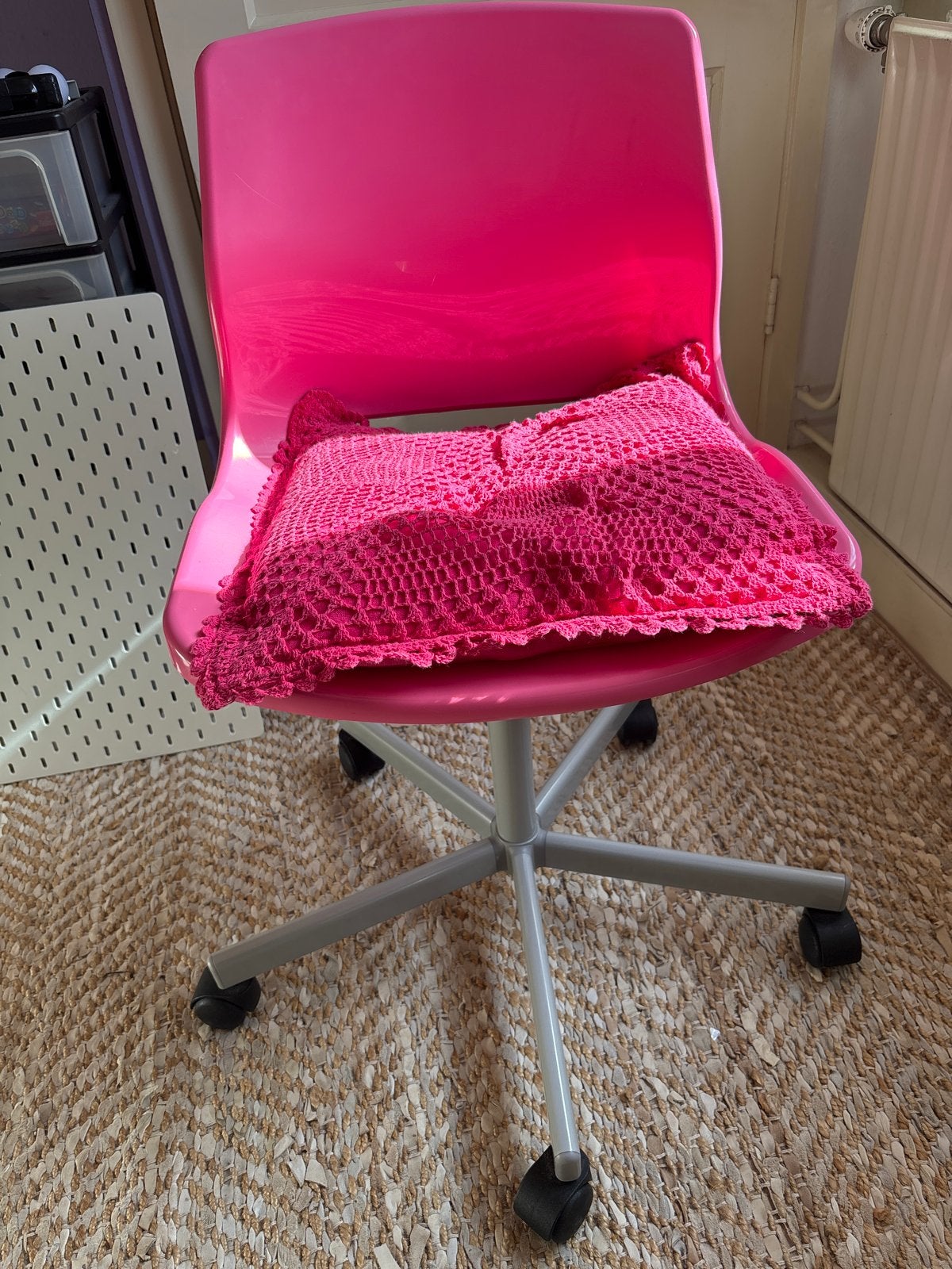 Roze bureaustoel met wieltjes, Ophalen, Kunststof, Gebruikt, Overige kleuren