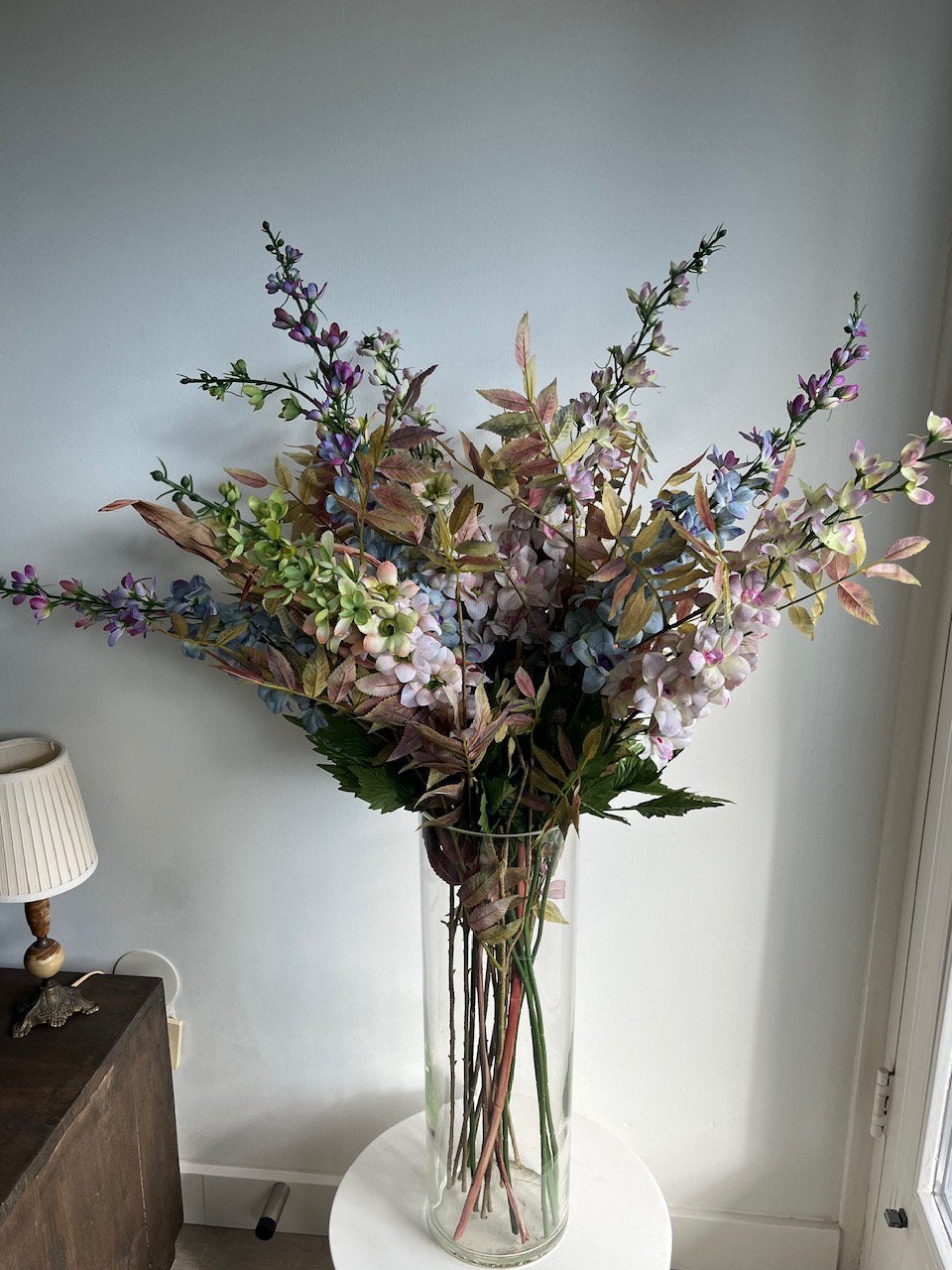 Grote bos kunstbloemen in glazen vaas - Zo goed als nieuw, Ophalen, Binnen, Zijde, Zo goed als nieuw