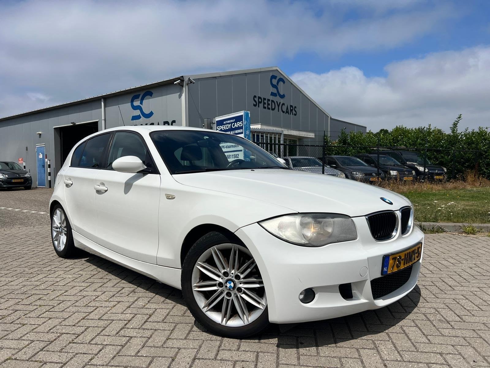 BMW 1-serie 118i High Executive M-Pakket 5DRS Leer Clima, 1-Serie, Achterwielaandrijving, Zwart, Leder en Stof