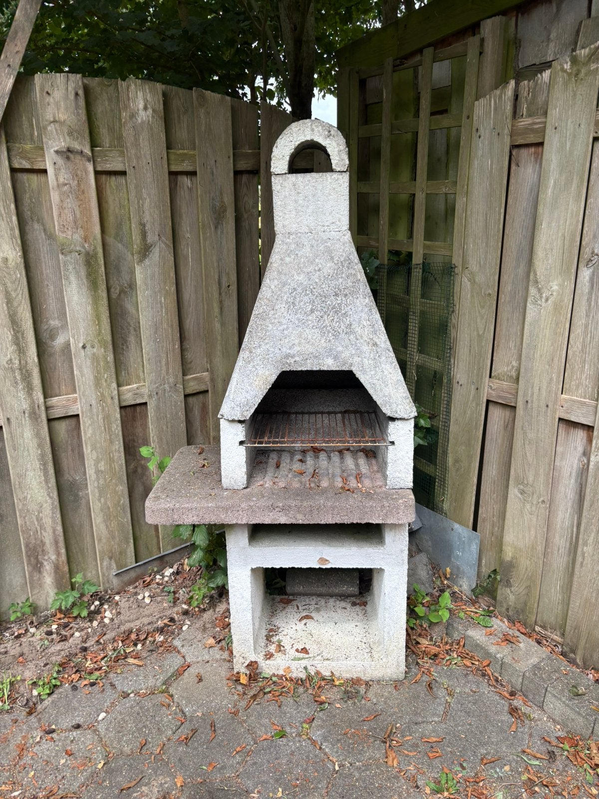 Betonnen buiten haard / bbq, Ophalen, Zo goed als nieuw
