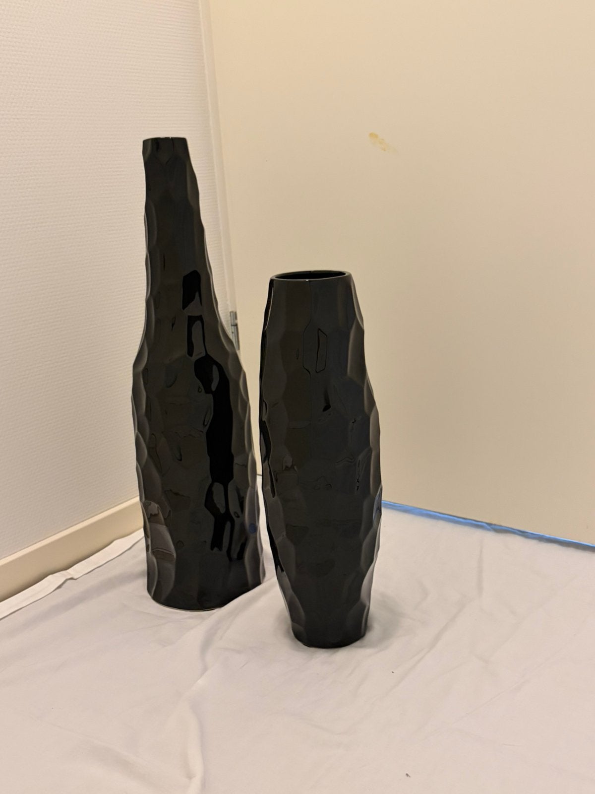 2 aardewerk vazen zwart 57,5 en 42 cm hoog, Ophalen, Gebruikt, Zwart