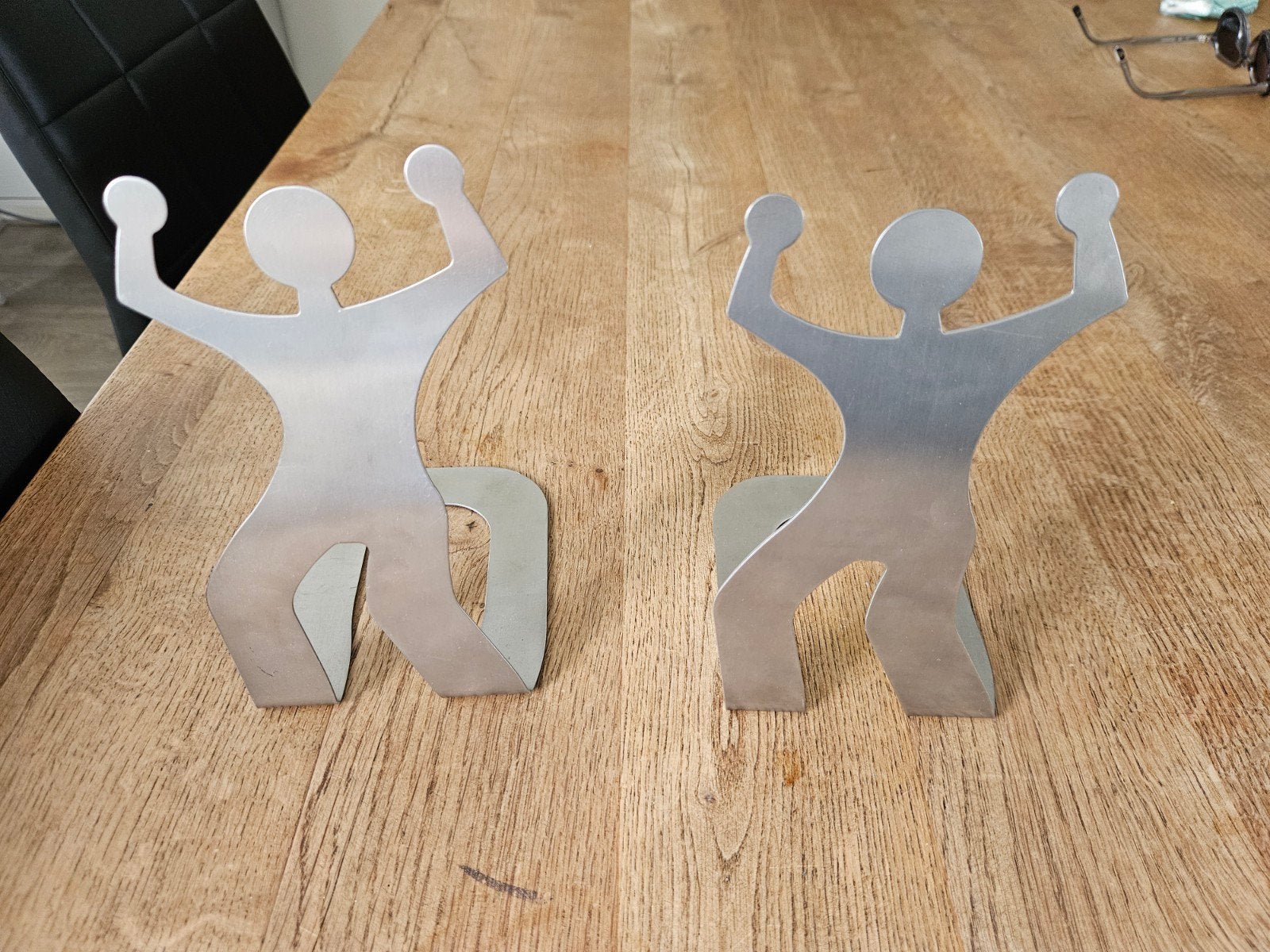 2 Metalen boekensteunen - art Keith Haring, Ophalen of Verzenden, Zo goed als nieuw, Zilver, Metaal