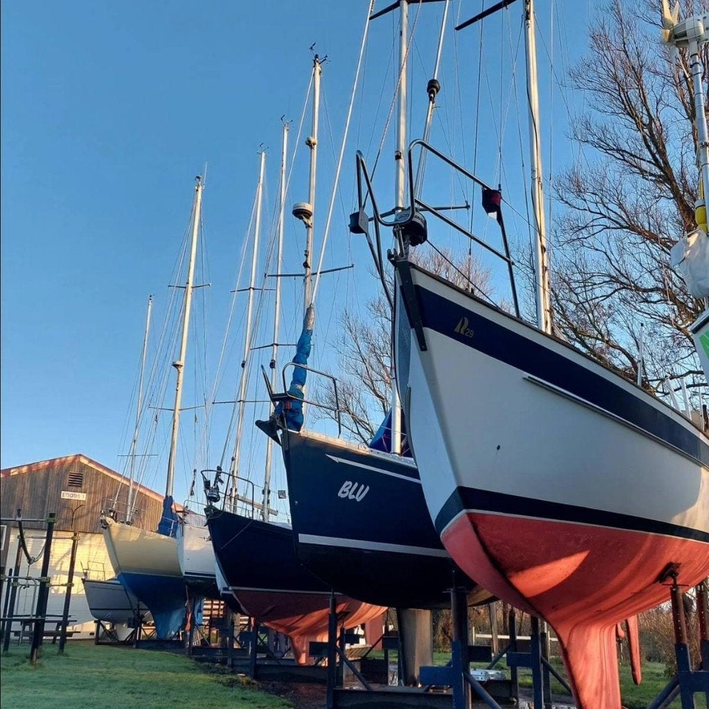 Winterstalling motorboot of zeilboot evt met staande mast, Winter, Buiten