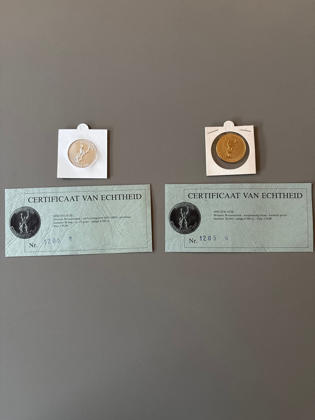 Set van 2 herdenkingsmunten 1840-1990 met certificaat, Postzegels en Munten, Setje, Koningin Beatrix, Zilver, Overige waardes
