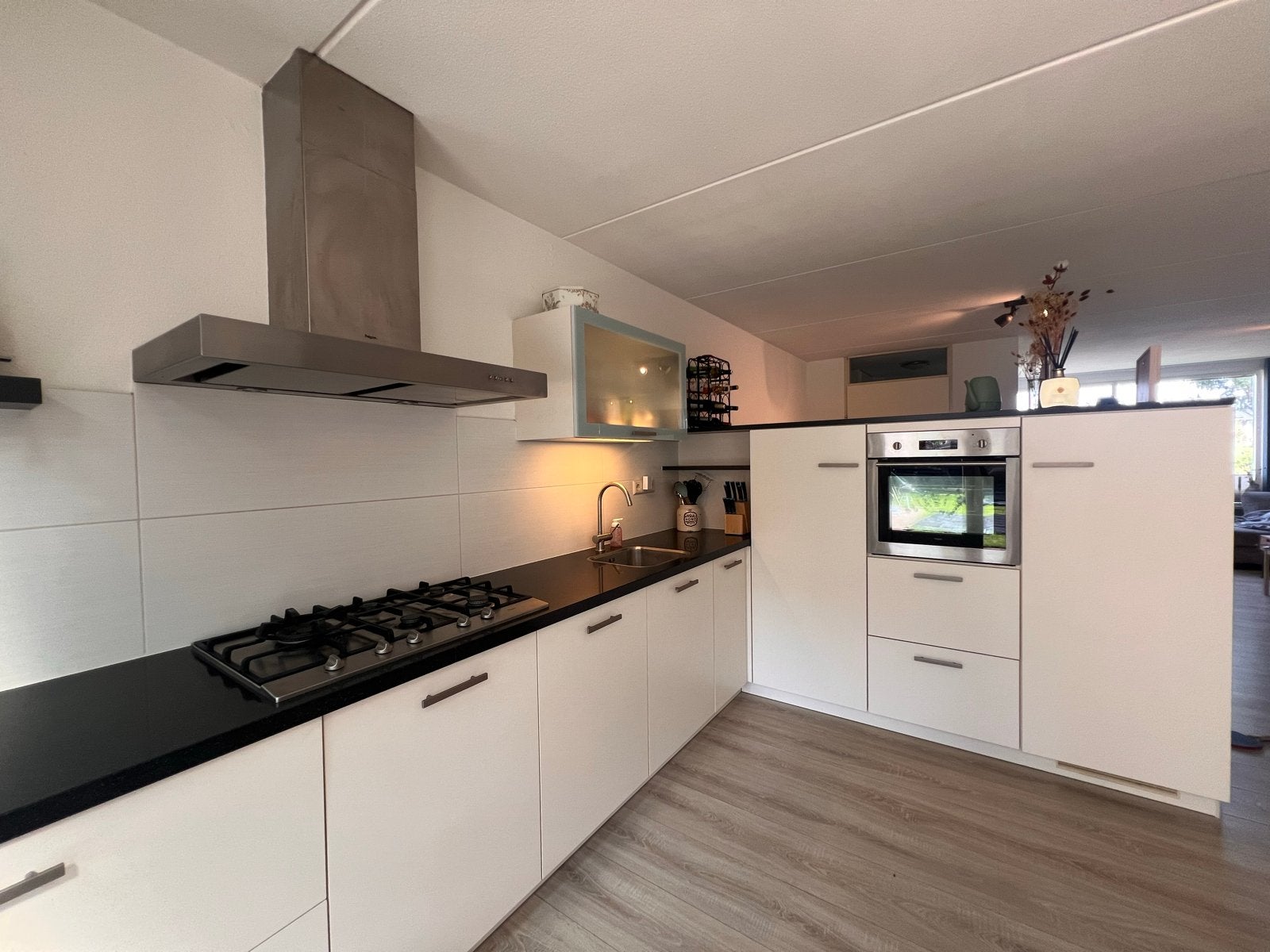 Complete keuken met Pelgrim apparatuur en composiet blad, Ophalen, Gebruikt, Wit, Hoekkeuken