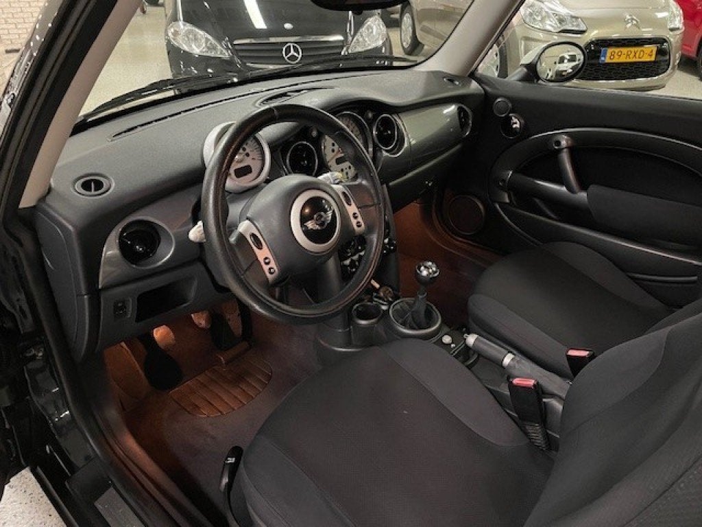 Mini COOPER 1.6 COOPER PEPPER / AIRCO / CRUISE / CV / ZWART, Voorwielaandrijving, Gebruikt, Huisgarantie, 4 cilinders