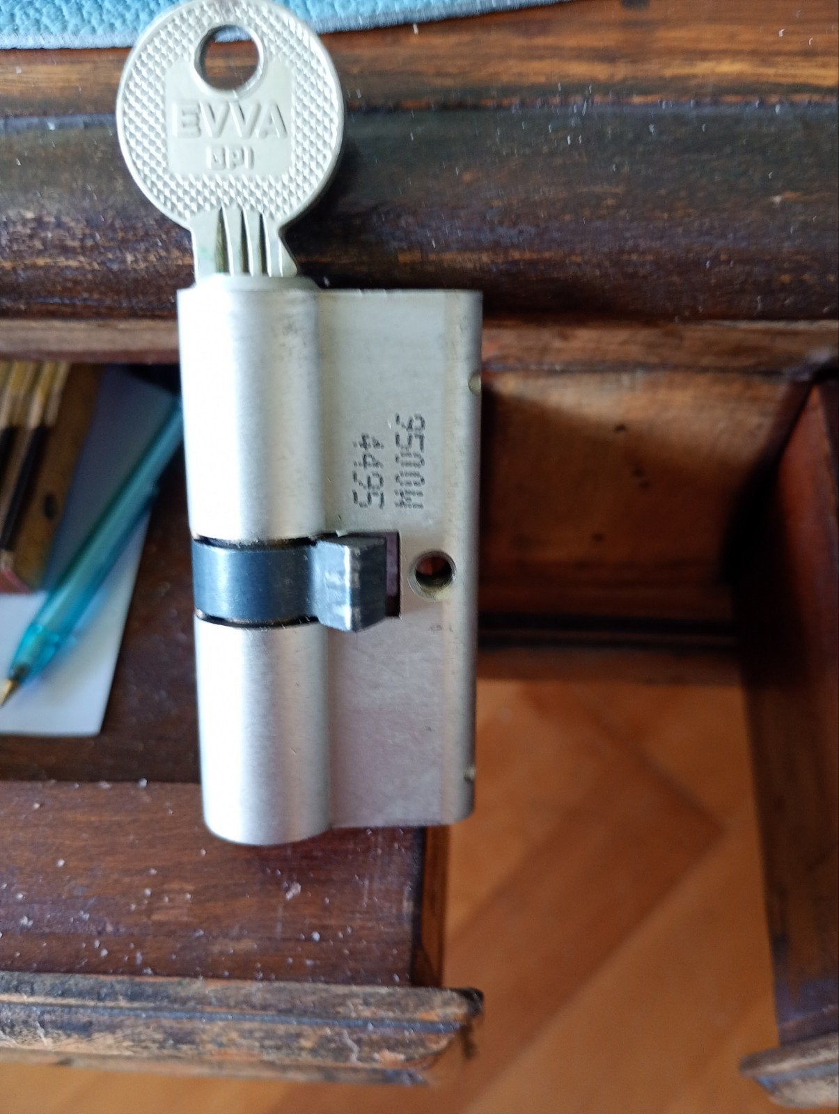 cilinder met sleutel en een met knop, Ophalen, Slot