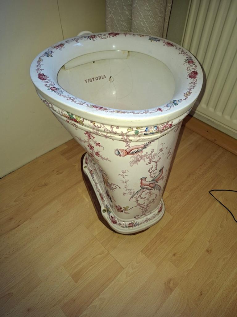 Oude wc potten voor decoratie.  Bieden, Ophalen