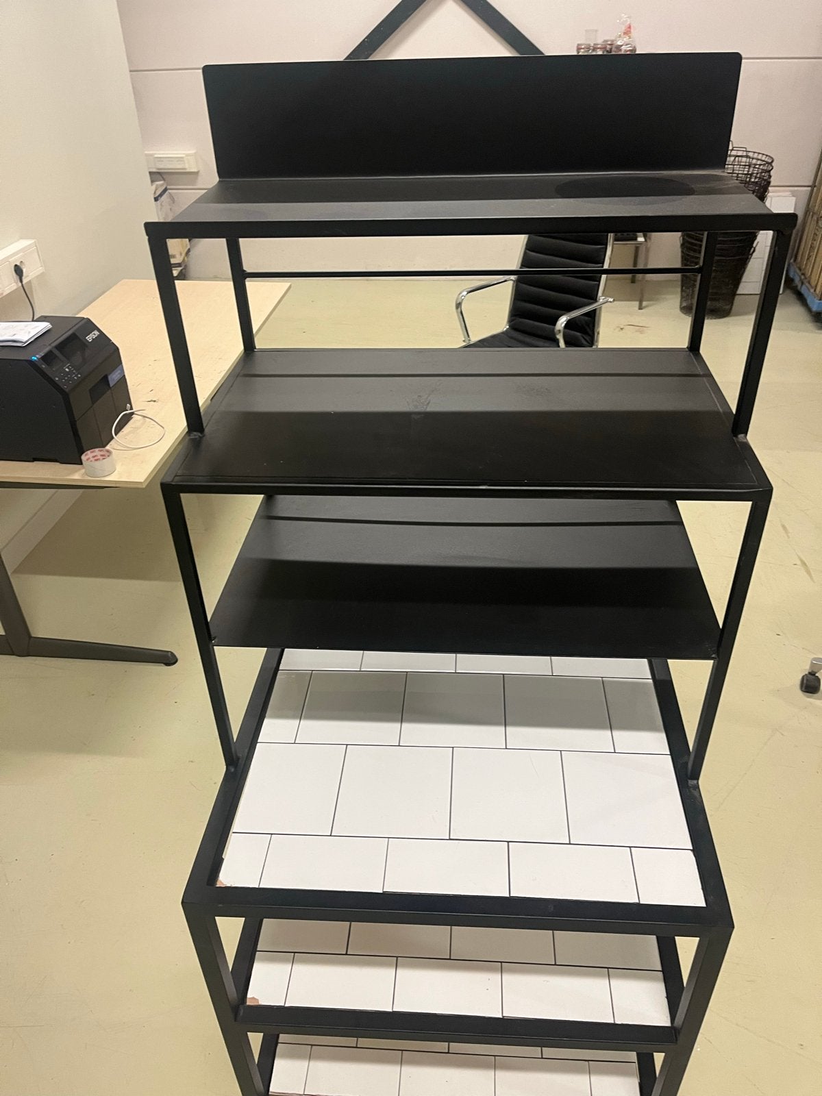 Zwart metalen displayrek met witte tegelplanken, Ophalen, Gebruikt