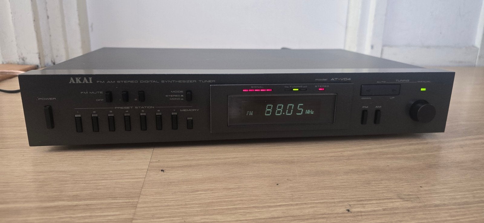 Akai AT-V04 FM AM Stereo Digitale Synthesizer Tuner