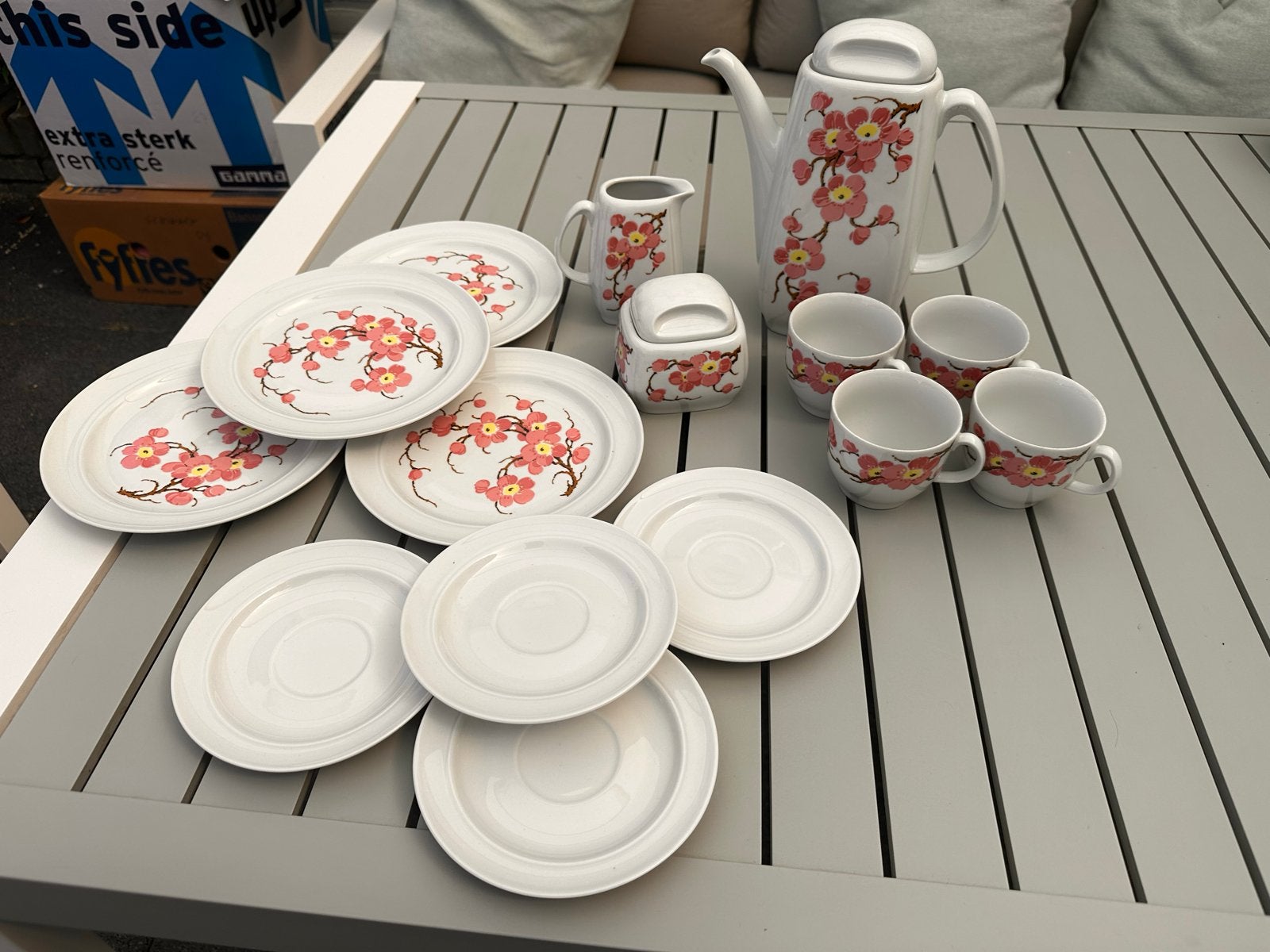 Vintage JLMenau porseleinen koffieservies met bloemmotief, Ophalen