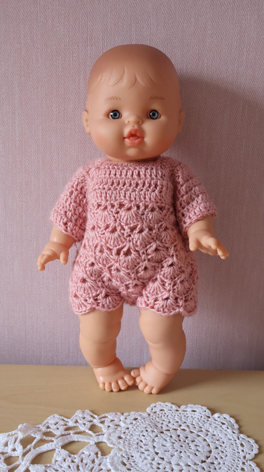 Poppenkind gehaakt romper roze, Ophalen of Verzenden, Nieuw, Babypop
