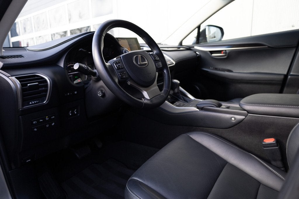 Lexus NX 300h 198 pk AWD President Line / Red-Carpet/ Stoel., Auto's, Lexus, Automaat, Gebruikt, 1760 kg, Bedrijf