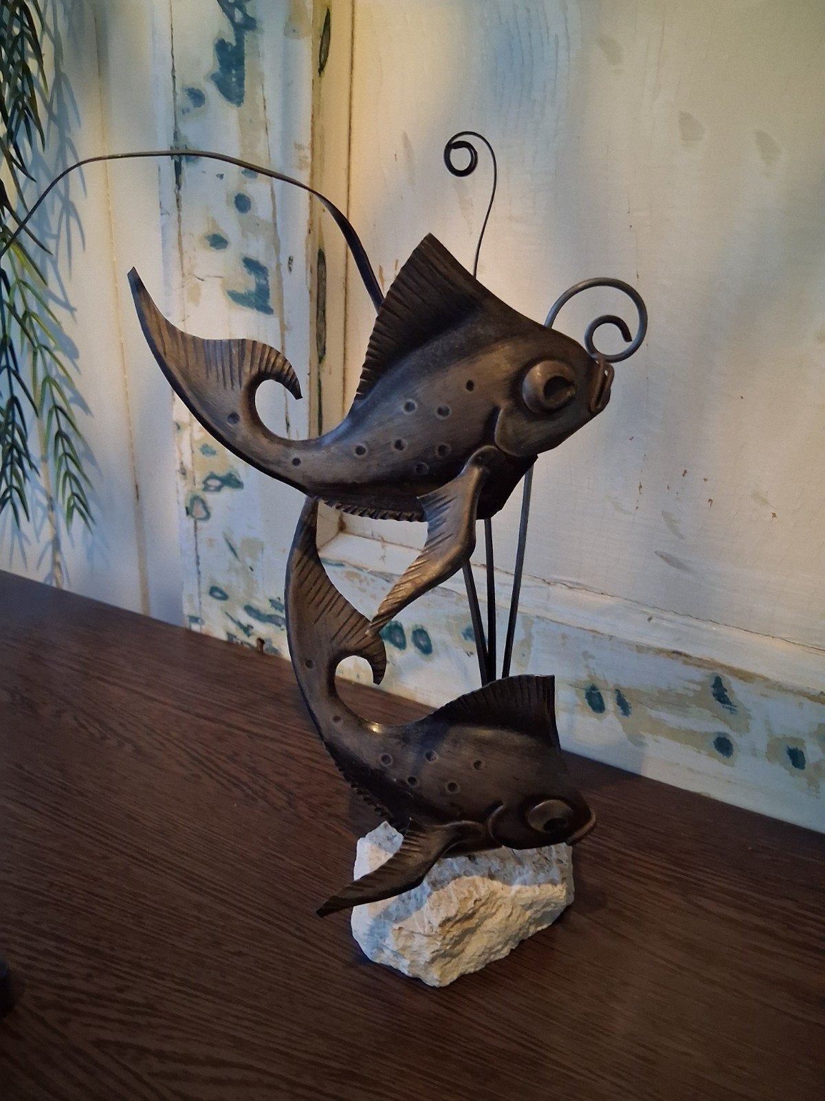 Unieke metalen vissen sculptuur op stenen sokkel, Ophalen, Op sokkel, Zeeleven, Beeld