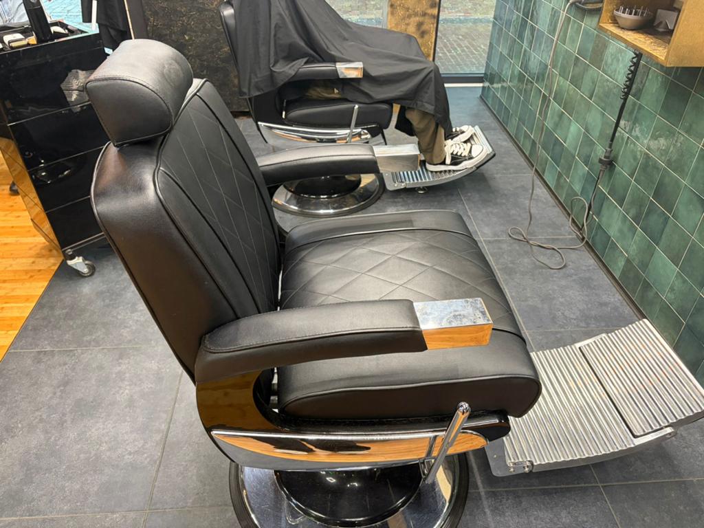 2 Professionele Barber (kappers) stoelen  |  Zwart, Ophalen, Gebruikt, Twee, Zwart