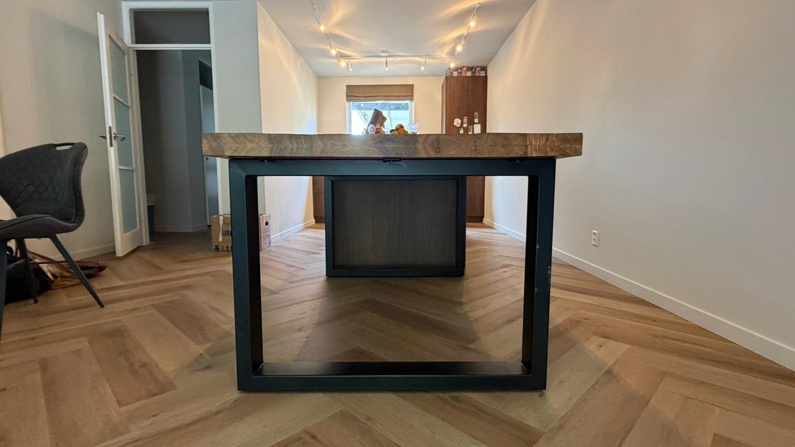 Industriele tafel van mangohout, Huis en Inrichting, Tafels | Eettafels, Ophalen, 50 tot 100 cm, Zo goed als nieuw, 150 tot 200 cm