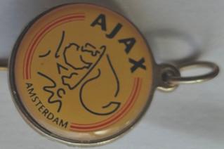 Ajax-clubspeld annex hanger (nieuw logo), Verzenden, Zo goed als nieuw, Sport, Speldje of Pin
