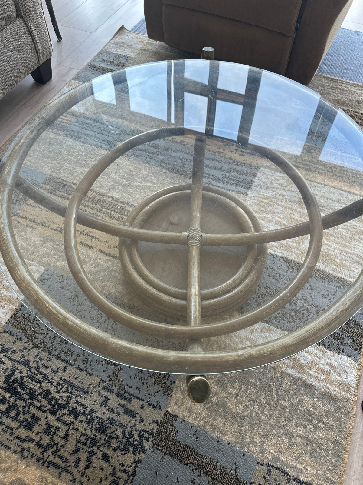 Glazen salontafel met rotan onderstel, Huis en Inrichting, Ophalen, Gebruikt, Rond, Glas