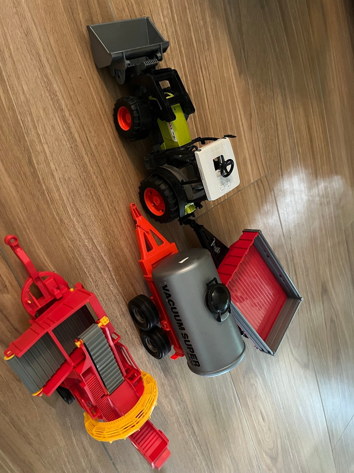 Speelgoed tractor met aanhanger, gierwagen en aardappelrooie, Ophalen, Zo goed als nieuw