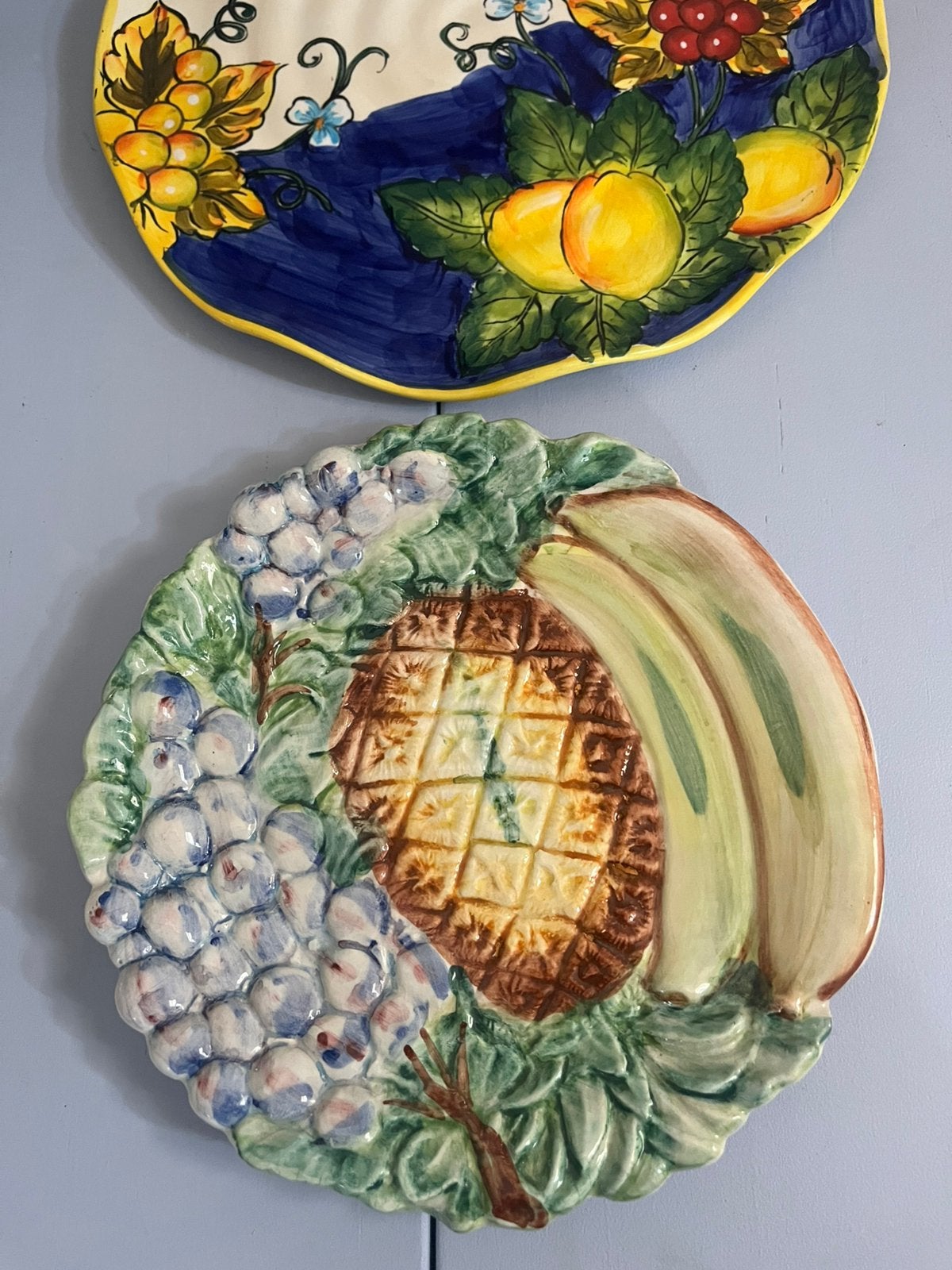 Barbotine fruit bord majolica banaan ananas druiven izgst, Verzenden
