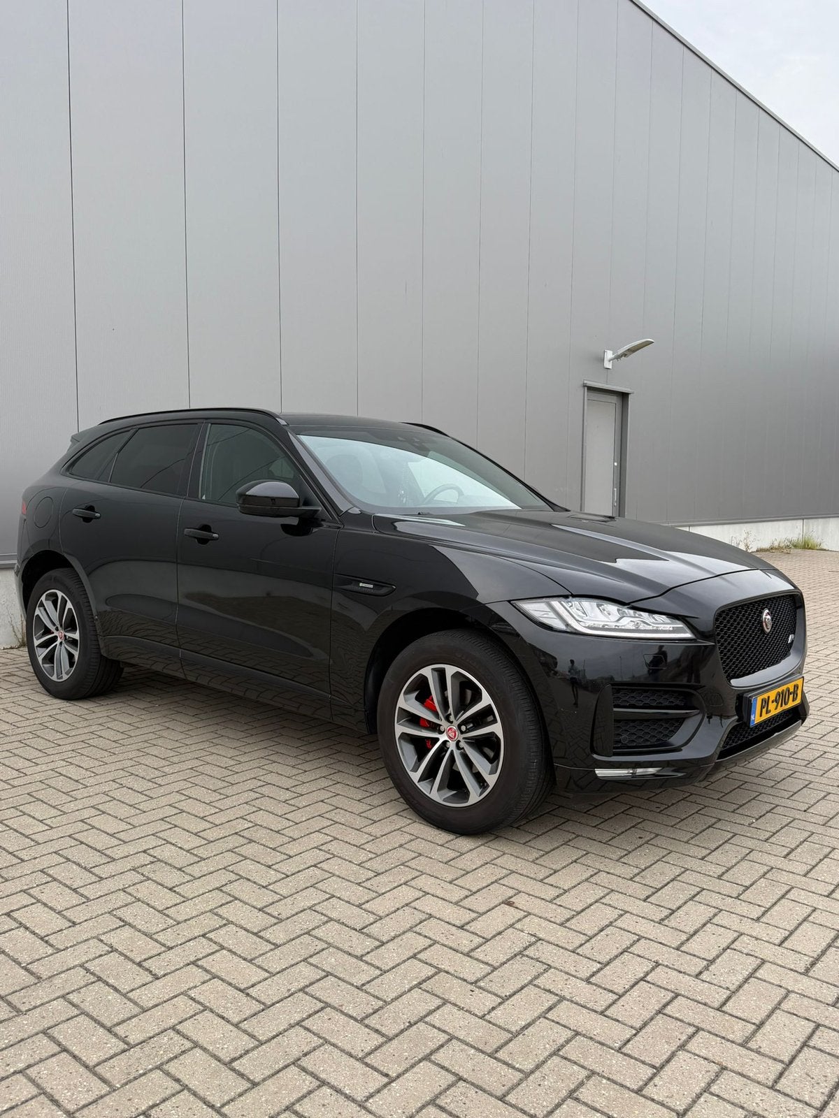 Jaguar F-Pace 2.0 179 PK | R-Line | Black pack| Winter pack, Auto's, Automaat, 4 cilinders, 179 pk, Leder en Stof