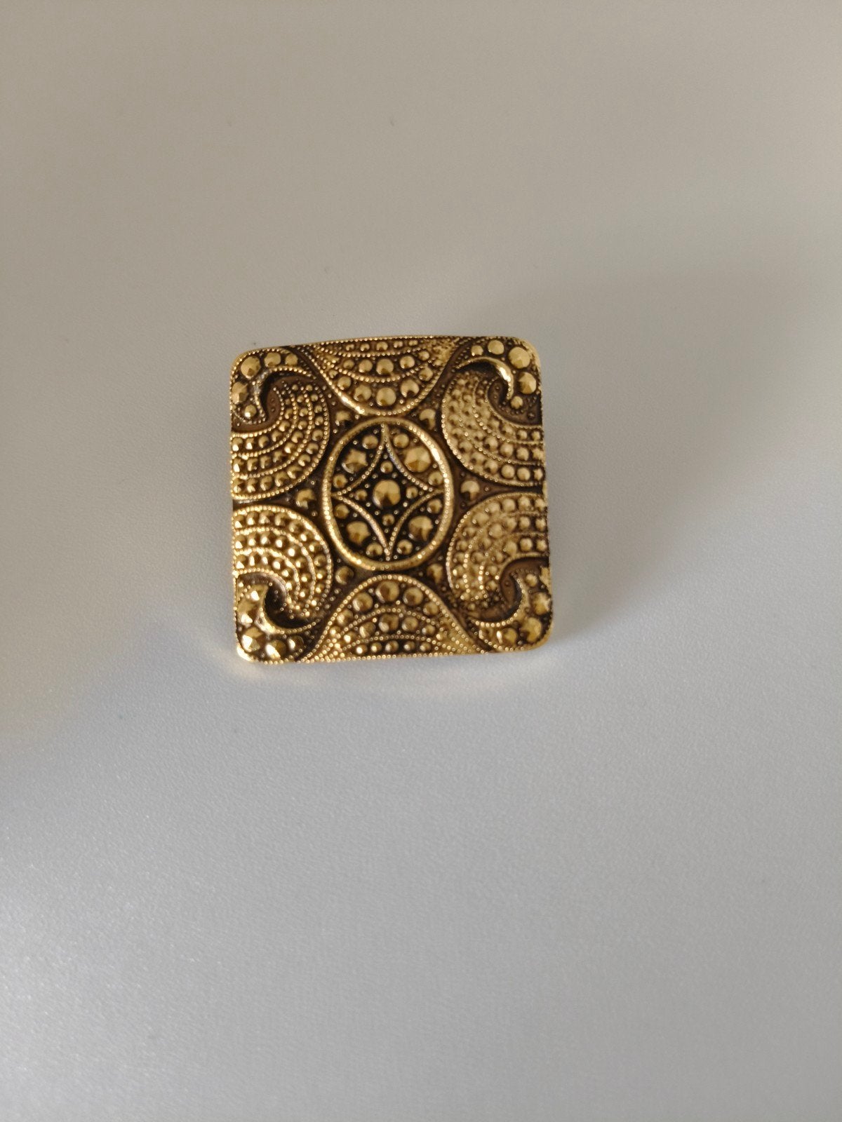 Vintage West-Duitsland Faux Marcasiet Sjaalclip Goudkleurig, Ophalen of Verzenden, Overige materialen, Overige typen, Verguld