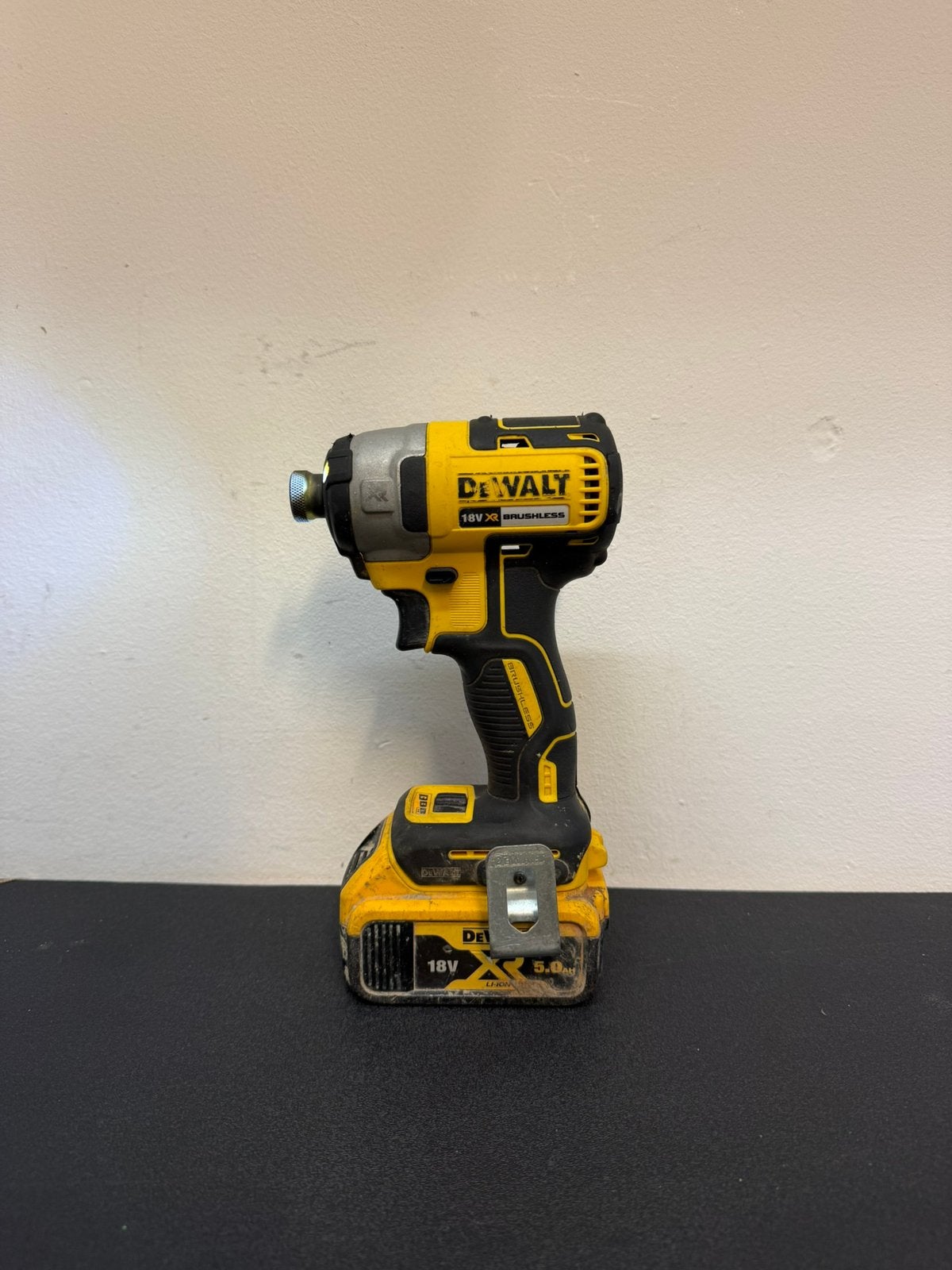 Dewalt 18V XR Brushless Slagschroefmachine met 5.0Ah accu, Ophalen of Verzenden, Zo goed als nieuw, Boor- en/of Breekhamer