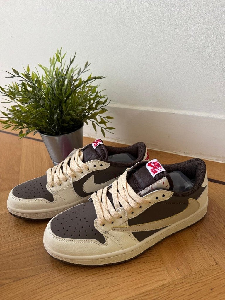 Travis Scott x Air Jordan 1 OG Low 'Reverse Mocha', Bruin, Verzenden, Nike, Sneakers of Gympen