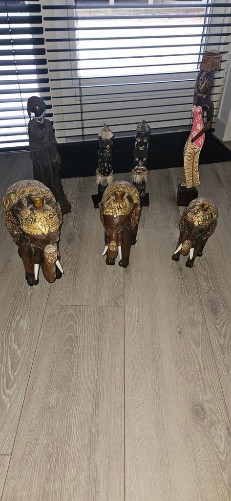 Setje houten olifanten en beelden, Ophalen
