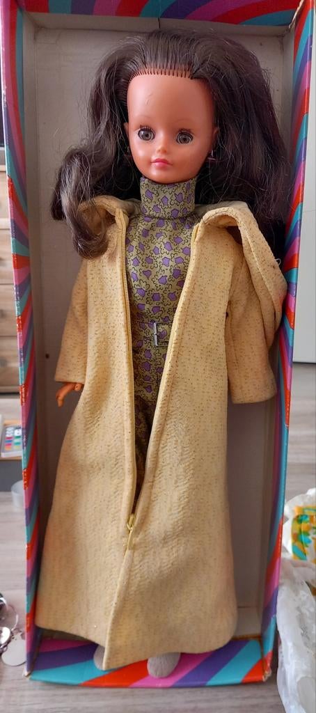 Bella Cathie pop in doos met 2 sets kleding, Ophalen of Verzenden, Gebruikt, Fashion Doll