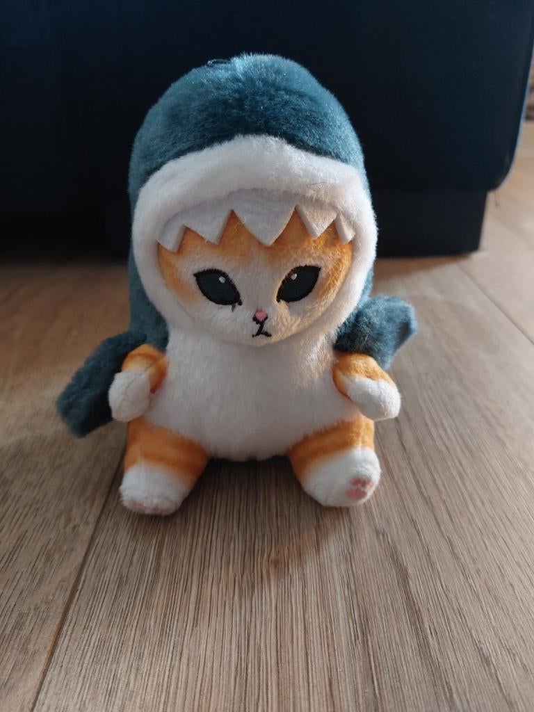 Schattige knuffel poes in haaienpak, Ophalen of Verzenden